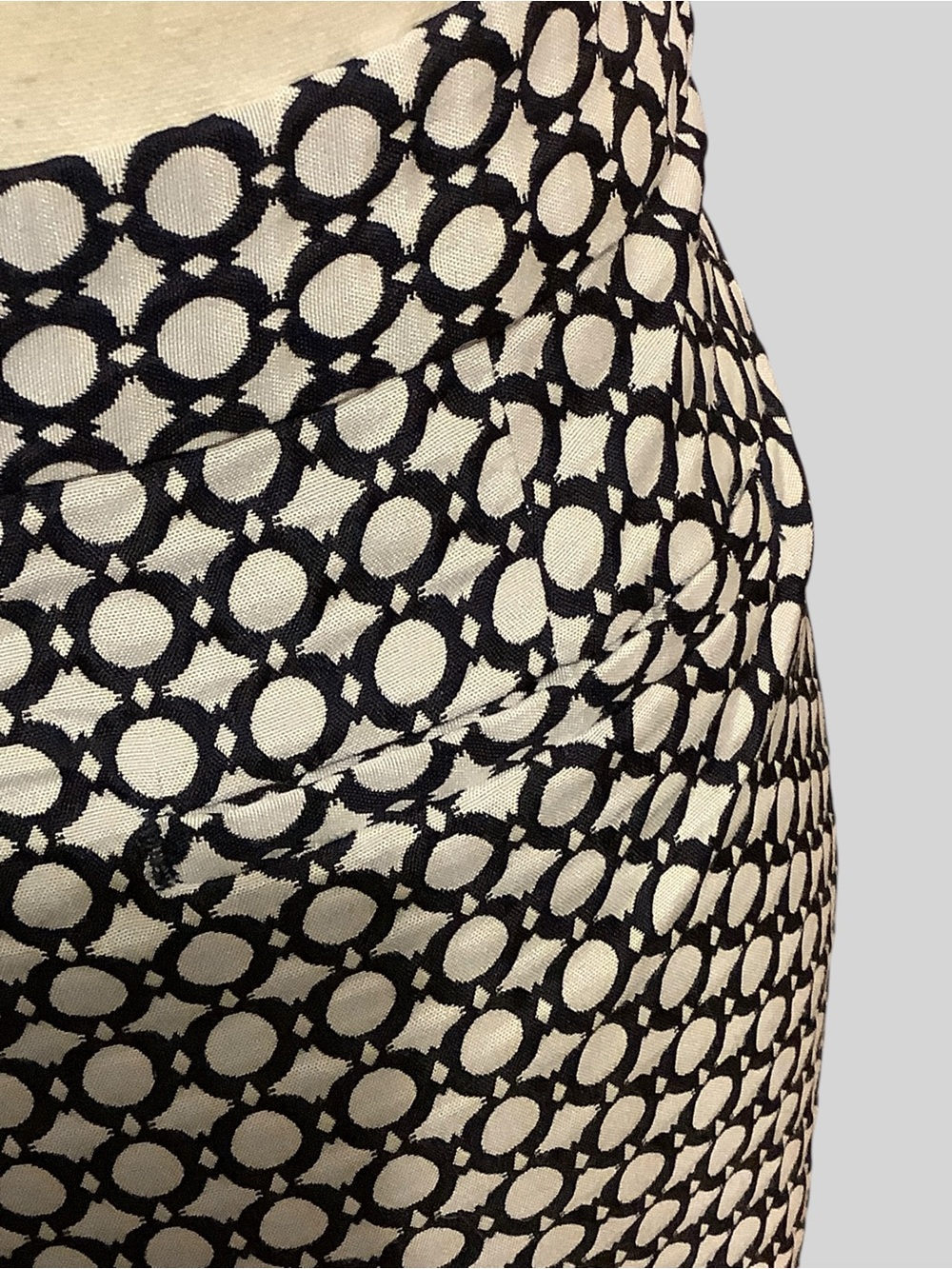 Banana Republic Hampton Fit Navy Blue & White Geometric Print Shorts Size 12 - Picture 4 of 10